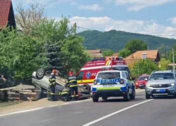 Un bărbat de 78 de ani a ajuns la spital după ce s-a răsturnat cu mașina