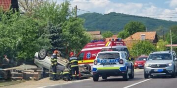 Un bărbat de 78 de ani a ajuns la spital după ce s-a răsturnat cu mașina