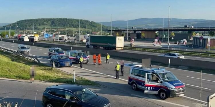 Tragedie pe o autostradă din Austria: Un român de 48 de ani, spulberat de un vehicul greu pe A1