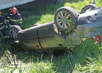 O mașină s-a răsturnat în șanț după ce a lovit un cap de pod