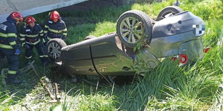 O mașină s-a răsturnat în șanț după ce a lovit un cap de pod