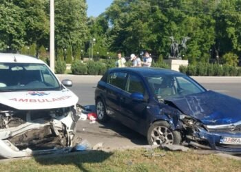 Ambulanță lovită în plin de o șoferiță care a trecut pe roșu, în Craiova: Opt persoane au fost rănite