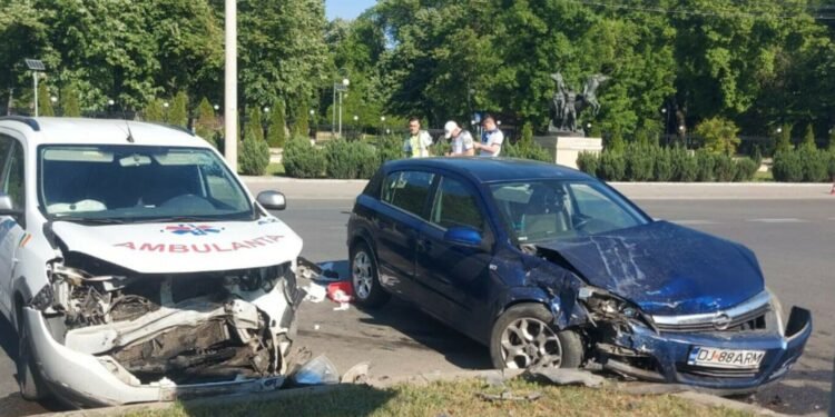 Ambulanță lovită în plin de o șoferiță care a trecut pe roșu, în Craiova: Opt persoane au fost rănite
