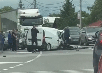 Acum pe DN2: Trei autoturisme implicate și o victimă încarcerată