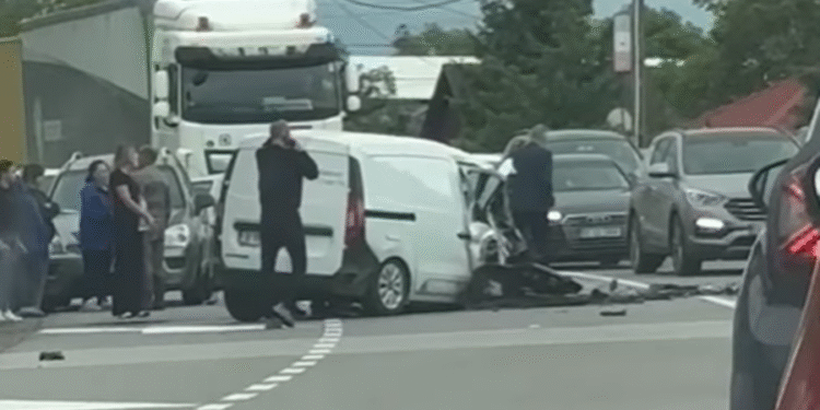 Acum pe DN2: Trei autoturisme implicate și o victimă încarcerată