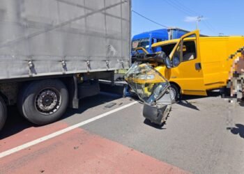 Coliziune între TIR și autoutilitară, o persoană rănită