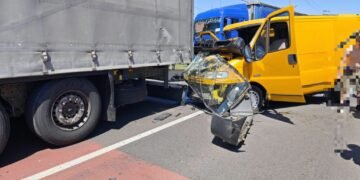 Coliziune între TIR și autoutilitară, o persoană rănită