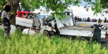 Trei morți și un rănit grav după un accident frontal între două autoutilitare