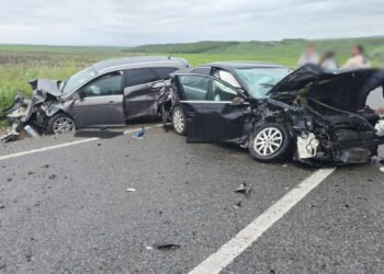 Două mașini avariate, două persoane rănite