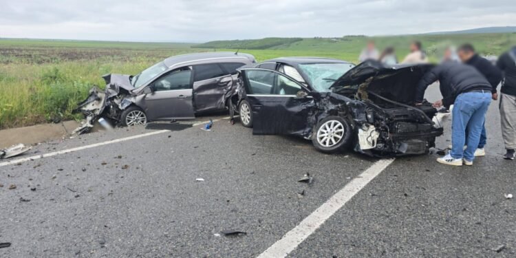 Două mașini avariate, două persoane rănite