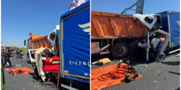 O autoutilitară s-a izbit de un camion de semnalizare