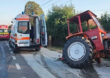 O femeie și copilul ei, răniți într-o coliziune cu un tractor