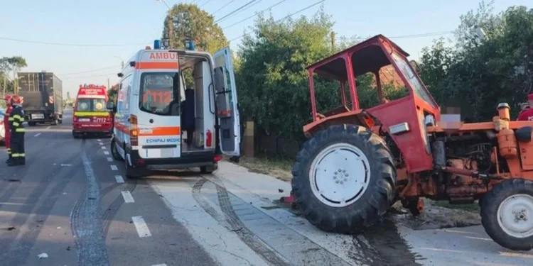 O femeie și copilul ei, răniți într-o coliziune cu un tractor