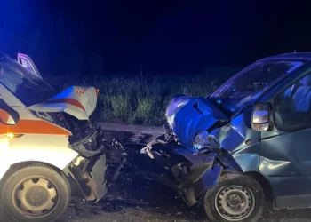 Impact frontal cu o ambulanță