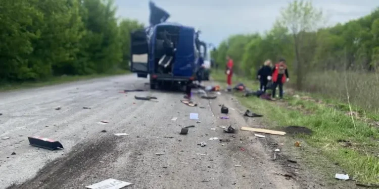 Atac devastator cu dronă în regiunea Sumy: 9 morți și 4 răniți după ce un autobuz civil a fost lovit de forțele ruse