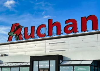 Auchan va închide 25 de supermarketuri din Spania. Clienții s-au întors la magazinele mici!