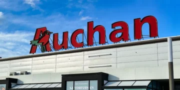 Auchan va închide 25 de supermarketuri din Spania. Clienții s-au întors la magazinele mici!