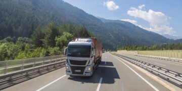 Un camion cu 16 tone de explozibil a fost oprit pe A4