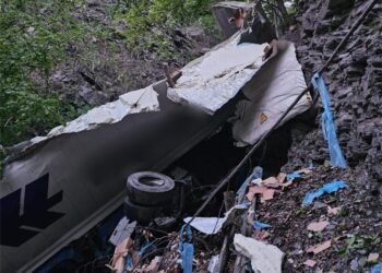 Un autotren încărcat cu produse alimentare s-a răsturnat într-o râpă de 130 de metri