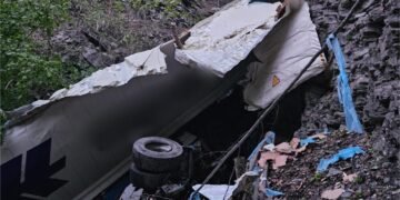 Un autotren încărcat cu produse alimentare s-a răsturnat într-o râpă de 130 de metri