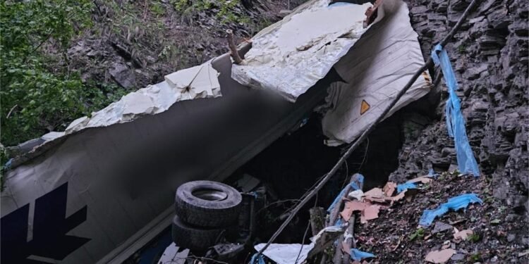Un autotren încărcat cu produse alimentare s-a răsturnat într-o râpă de 130 de metri