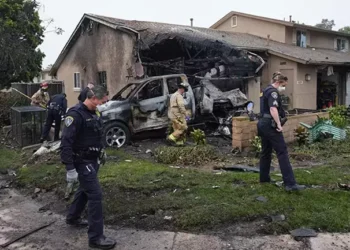 Tragedie în San Diego: un avion s-a prăbușit peste un cartier rezidențial, zeci de case și mașini cuprinse de flăcări