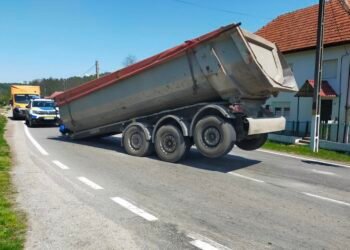Incident periculos: bena unui camion s-a desprins în mers