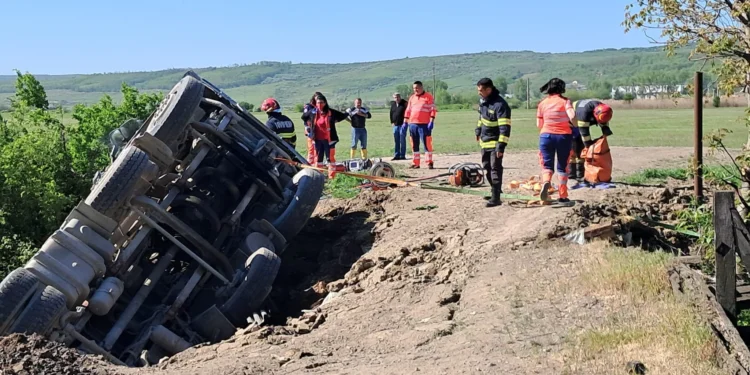 Autobetonieră răsturnată, șofer posibil încarcerat
