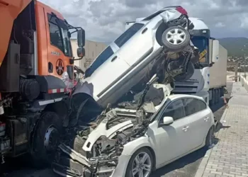 Un camion a lovit două mașini și 13 motociclete