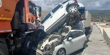 Un camion a lovit două mașini și 13 motociclete