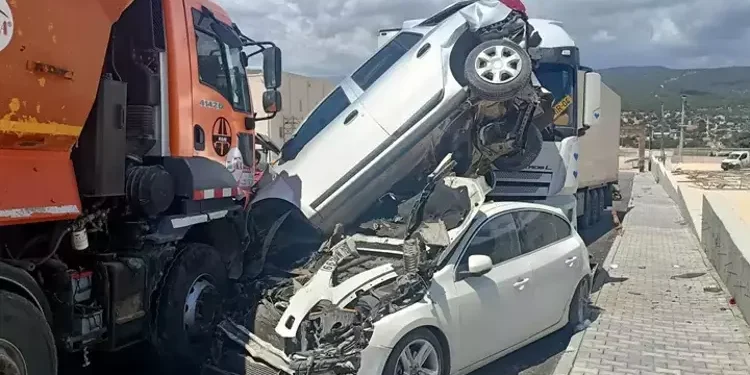 Un camion a lovit două mașini și 13 motociclete