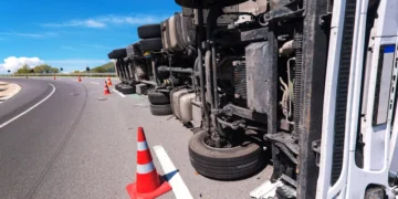 Un camion cu fise s-a răsturnat. 14 ore a durat recuperarea banilor!