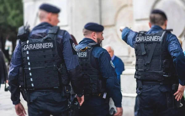 Un român a împrumutat șase copii de la prieteni, să obțină ajutoare sociale