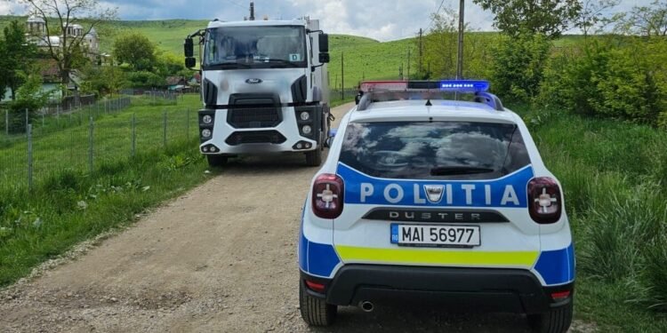 Mamă și copil, căzuți din căruță, loviți de camion