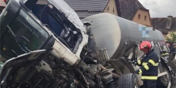 O autocisternă cu lapte a lovit un stâlp de electricitate