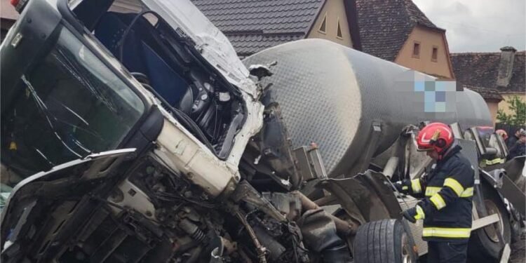 O autocisternă cu lapte a lovit un stâlp de electricitate