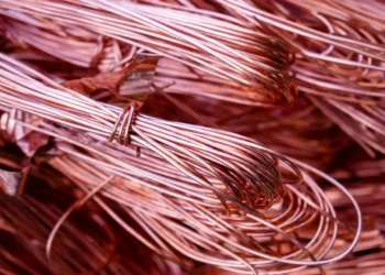 Furt masiv de cabluri de cupru paralizează trenurile de mare viteză – mii de pasageri blocați peste noapte