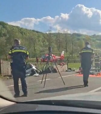 Elicopter SMURD pe DN 66. Trei victime!