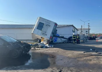 Dolj: Mașină și dubiță grav avariate