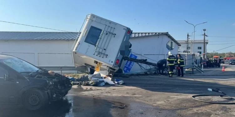 Dolj: Mașină și dubiță grav avariate