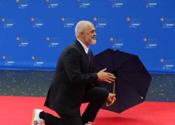 Moment memorabil la summitul european de la Tirana: premierul Albaniei, în genunchi în fața Giorgiei Meloni