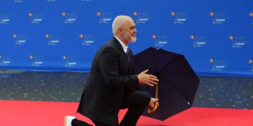 Moment memorabil la summitul european de la Tirana: premierul Albaniei, în genunchi în fața Giorgiei Meloni