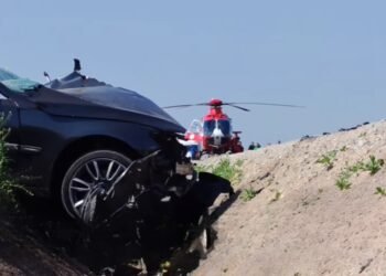 Patru victime încarcerate după coliziunea unei autobasculante cu un autoturism