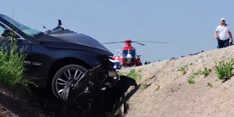 Patru victime încarcerate după coliziunea unei autobasculante cu un autoturism