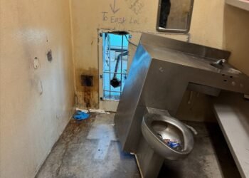 Zece deținuți au fugit printr-o gaură din spatele toaletei, opt sunt încă liberi