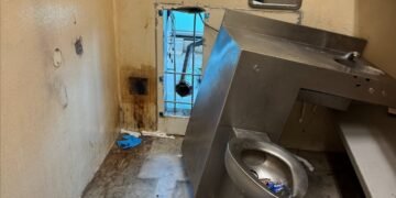 Zece deținuți au fugit printr-o gaură din spatele toaletei, opt sunt încă liberi