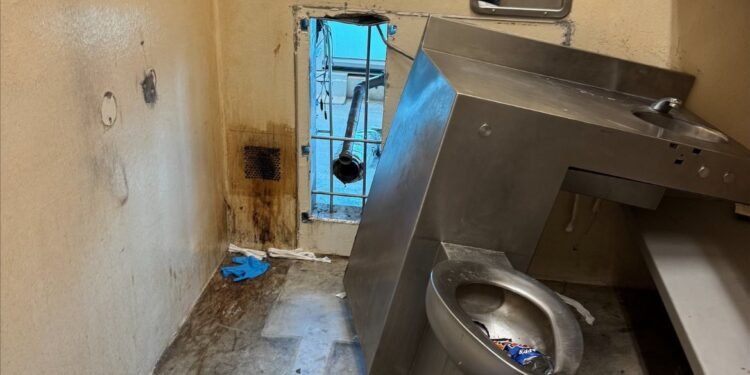 Zece deținuți au fugit printr-o gaură din spatele toaletei, opt sunt încă liberi