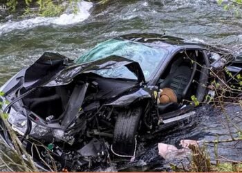 Ferrari căzut în râu, soț și soție decedați