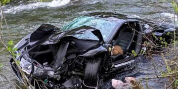 Ferrari căzut în râu, soț și soție decedați