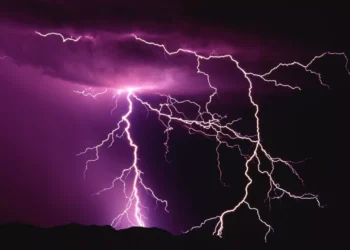 Două persoane lovite de fulger. Una a murit, cealaltă este în stare gravă